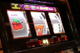 Pengguna menikmati permainan live roulette dengan dealer dan fitur interaktif di nos69